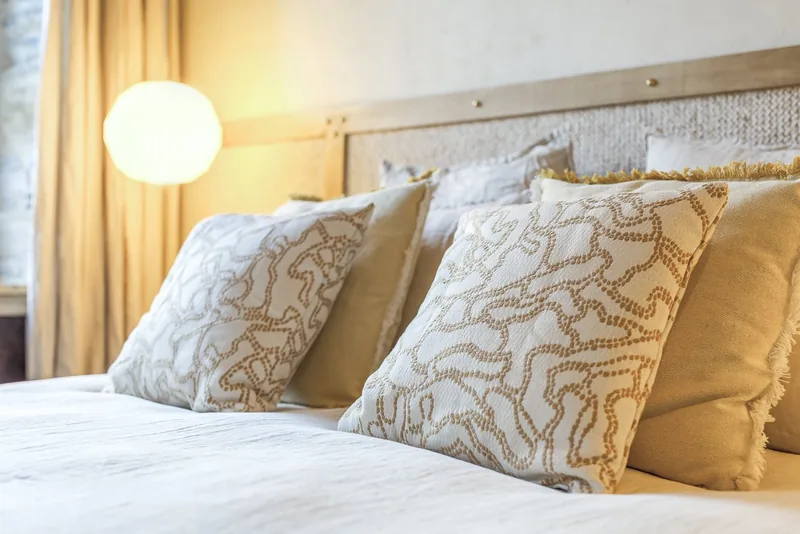 Mur en pierres bleues dans la chambre Avel