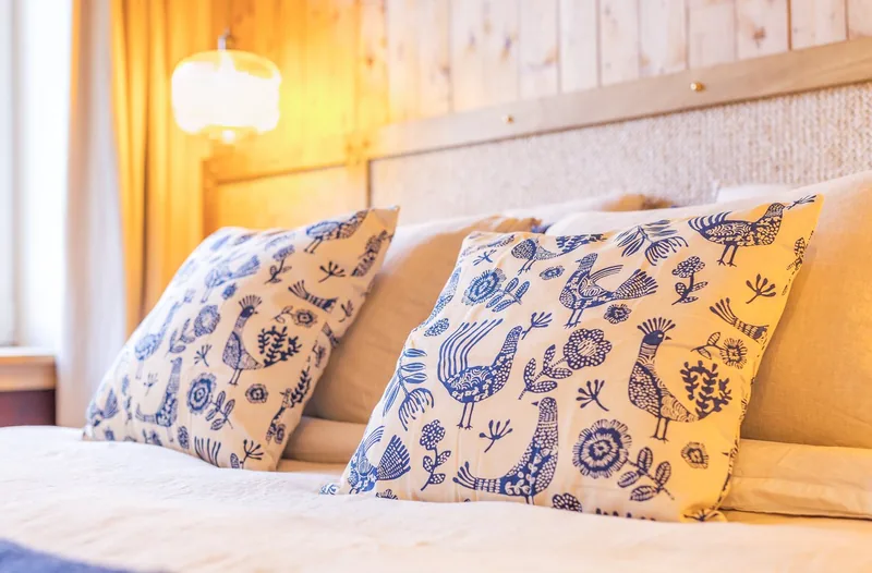 Lit king-size de la chambre Linenn